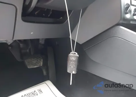 2013 Volkswagen Jetta 2.0L S z USA, uszkodzony, nr VIN 3VW2K7AJ9DM388493